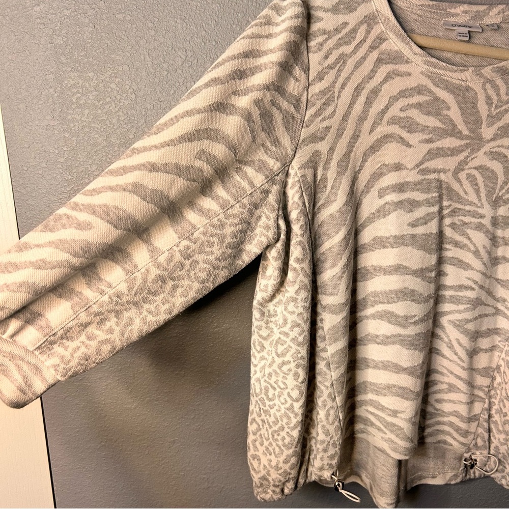 Chicos‎ Women’s Animal Print White Gray 3/4 Sleeve Pullover Sweater Size XL - Picture 4 of 6